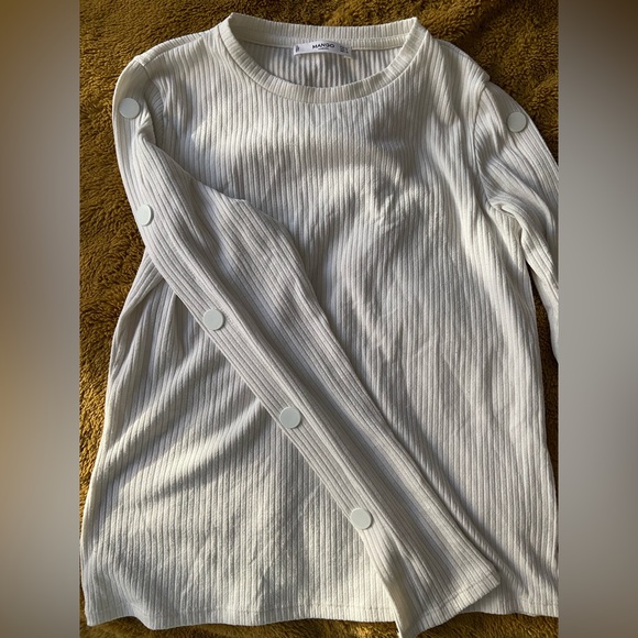 [SOLD]White ribbed fitted long sleeve with button detailing and split hem - Picture 2 of 6